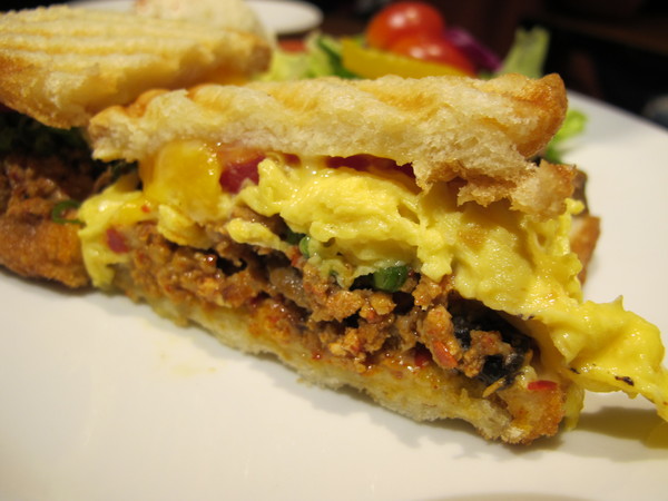 Drip Cafe 好滴(忠孝店)：(胖樺食記)捷運忠孝敦化Drip Café好滴咖啡。人氣排隊名店提供可頌甜甜圈及各種鹹食。