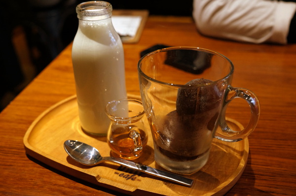 Drip Cafe 好滴(忠孝店)：(胖樺食記)二訪東區人氣店家”Drip Café好滴咖啡”(忠孝店) 。冰球咖啡歐蕾及可拿滋讓人魂牽夢縈。