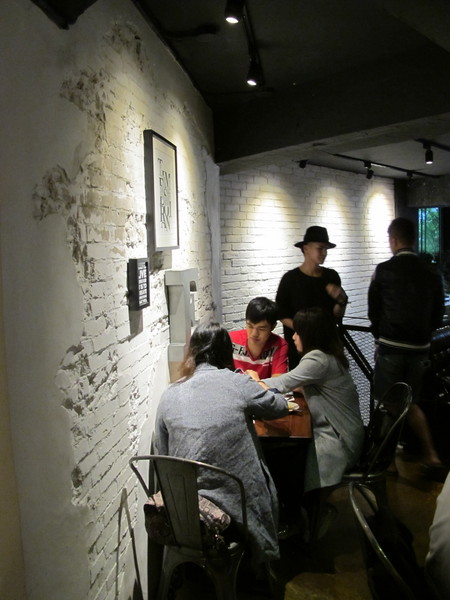 Drip Cafe 好滴(忠孝店)：(胖樺食記)捷運忠孝敦化Drip Café好滴咖啡。人氣排隊名店提供可頌甜甜圈及各種鹹食。