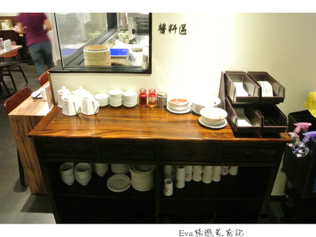 春風滿麵:【食記-邀約】oO。台北 忠孝東路 春風滿麵 生煎包、牛肉麵、芝麻豆沙鍋餅、蔥油餅、乾拌麵 堅持每天現做的麵條及餅皮,發揚傳統的平價美味。o○。