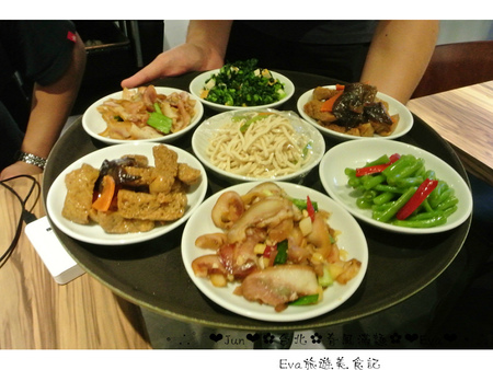 春風滿麵:【食記-邀約】oO。台北 忠孝東路 春風滿麵 生煎包、牛肉麵、芝麻豆沙鍋餅、蔥油餅、乾拌麵 堅持每天現做的麵條及餅皮,發揚傳統的平價美味。o○。