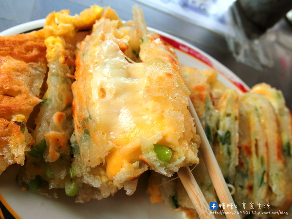 一心古早味蛋餅：〖台中│美食〗一心古早味蛋餅 ❤ 傳統手工麵糊，厚實美味，份量十足~大推起司蛋餅!!每一口都可以牽出超長的起司絲呢!!