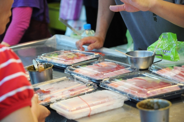 滿億生魚片：【高雄】逛逛興達港．滿億的鮭魚好漂亮．桑尼瘦不了