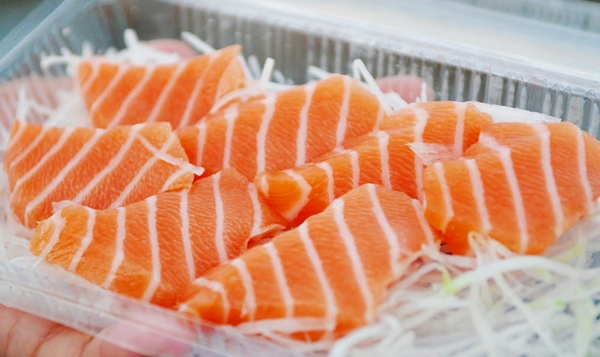 滿億生魚片：【高雄】逛逛興達港．滿億的鮭魚好漂亮．桑尼瘦不了