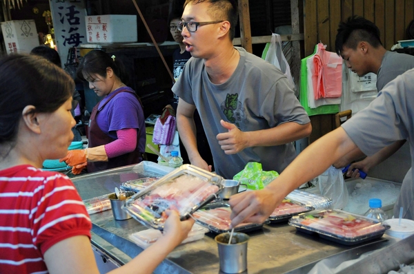 滿億生魚片：【高雄】逛逛興達港．滿億的鮭魚好漂亮．桑尼瘦不了