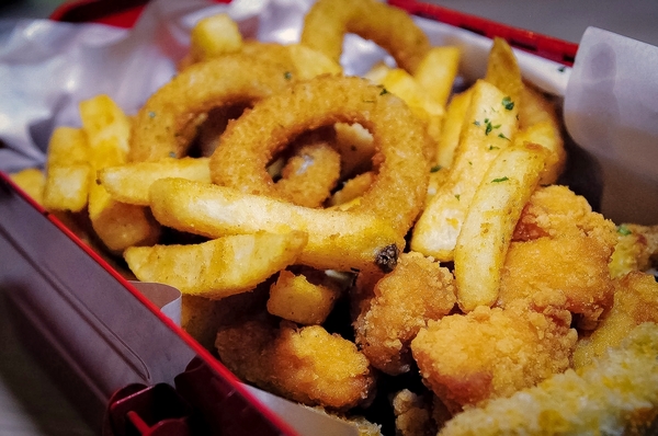 Nooice餐酒館:【高雄】豪宅旁的重鹹放鬆好地方.Nooice餐酒館.桑尼瘦不了