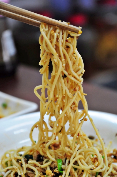 丁二姊:【高雄】四川宜賓的好味道.丁二姊燃麵.桑尼瘦不了