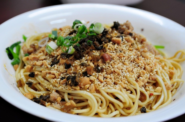 丁二姊:【高雄】四川宜賓的好味道.丁二姊燃麵.桑尼瘦不了