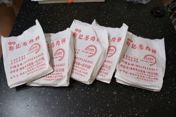 鄭記蔥肉餅(環河店):【台南美食】【中西區】鄭記蔥肉餅|酥香迷人搭上自製醬油就是停不下來的好滋味。