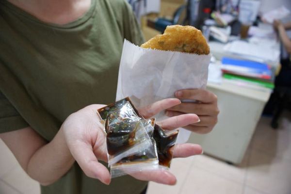 鄭記蔥肉餅(環河店):【台南美食】【中西區】鄭記蔥肉餅|酥香迷人搭上自製醬油就是停不下來的好滋味。