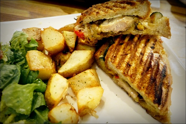 September Café 九月咖啡:【September Café 九月咖啡】文青咖啡館,深深覺得鹹食大勝甜點啊!