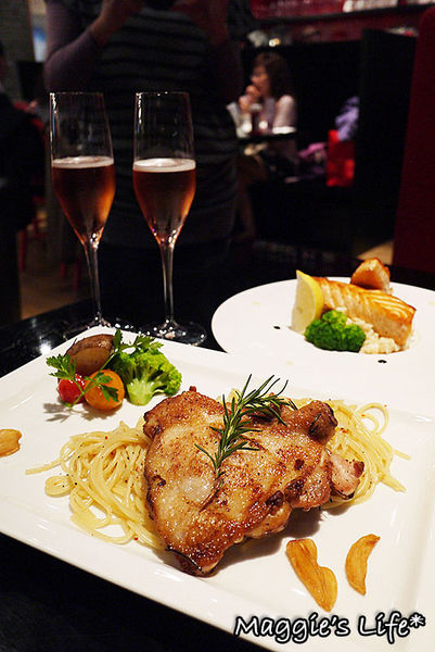 普拉嬤嬤 La Mère Poulard：台北美食。捷運台北101/世貿站【La Mère Poulard普拉嬤嬤-ATT 4FUN】聖誕跨年套餐◆法式鄉村料理、聖誕雙人套餐、跨年聚會、跨年首選、101煙火零距離餐廳、傳統燉鍋、下午茶首選