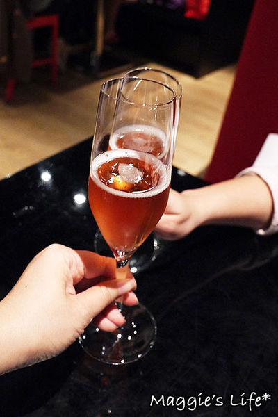 普拉嬤嬤 La Mère Poulard：台北美食。捷運台北101/世貿站【La Mère Poulard普拉嬤嬤-ATT 4FUN】聖誕跨年套餐◆法式鄉村料理、聖誕雙人套餐、跨年聚會、跨年首選、101煙火零距離餐廳、傳統燉鍋、下午茶首選