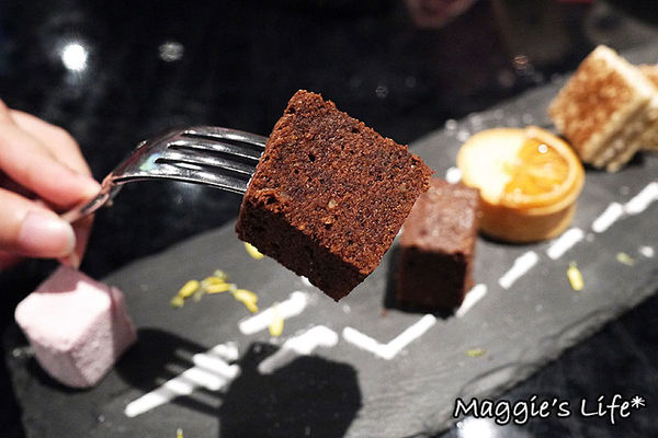 普拉嬤嬤 La Mère Poulard：台北美食。捷運台北101/世貿站【La Mère Poulard普拉嬤嬤-ATT 4FUN】聖誕跨年套餐◆法式鄉村料理、聖誕雙人套餐、跨年聚會、跨年首選、101煙火零距離餐廳、傳統燉鍋、下午茶首選