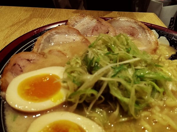 屯京拉麵(中山店):《台北》屯京拉麵│麵Q入味之豚骨拉麵~鐵板豬排煮也很夠味!@中山站