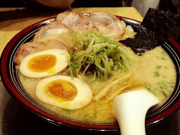 屯京拉麵(中山店):《台北》屯京拉麵│麵Q入味之豚骨拉麵~鐵板豬排煮也很夠味!@中山站