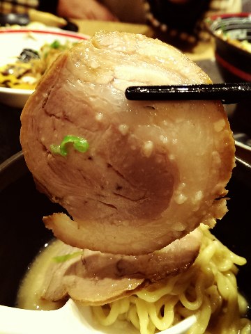 屯京拉麵(中山店):《台北》屯京拉麵│麵Q入味之豚骨拉麵~鐵板豬排煮也很夠味!@中山站