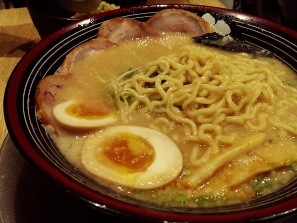 屯京拉麵(中山店):《台北》屯京拉麵│麵Q入味之豚骨拉麵~鐵板豬排煮也很夠味!@中山站