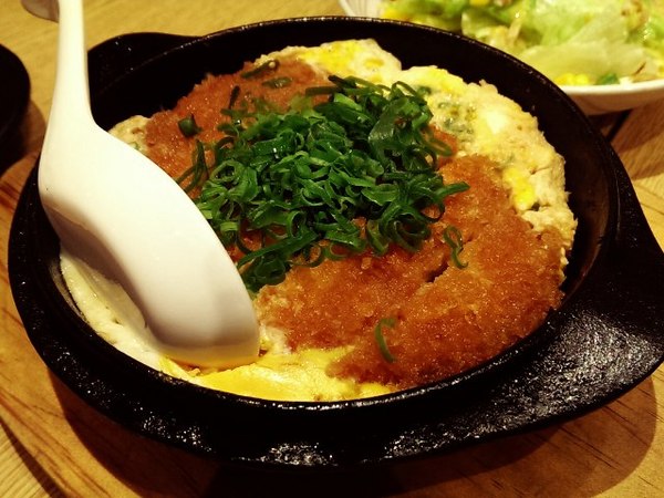 屯京拉麵(中山店):《台北》屯京拉麵│麵Q入味之豚骨拉麵~鐵板豬排煮也很夠味!@中山站