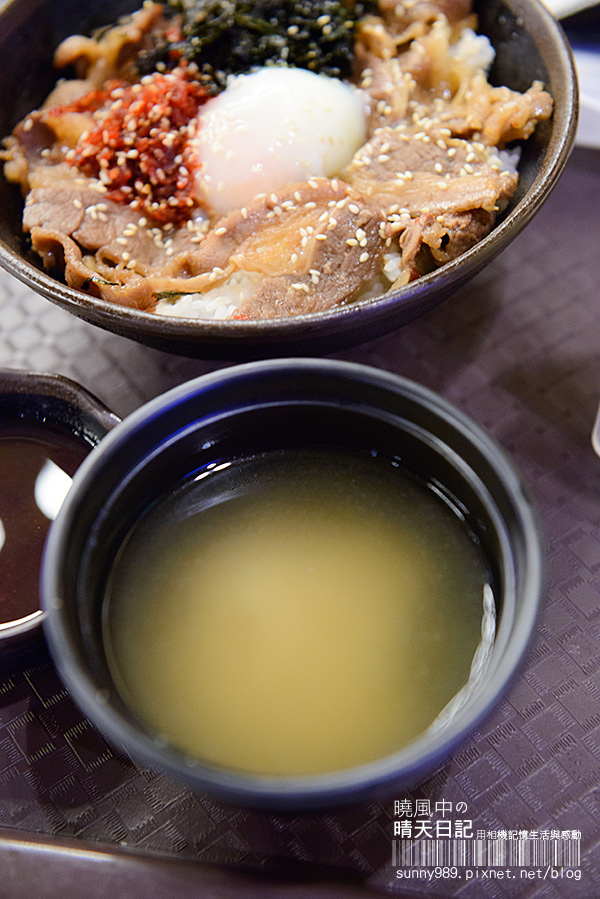 開丼いただきます(微風店)：【開丼いただきます 微風店】視覺與味覺一併滿足 好吃燒肉飯開動啦!!