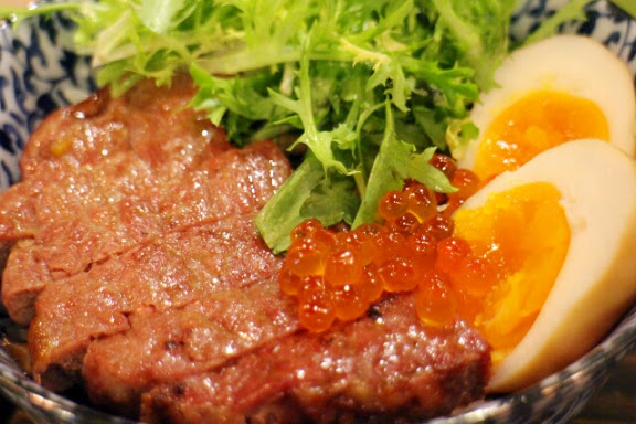 開丼:【羽諾食記】開丼●東區美食●地表上最強燒肉丼●地表無雙牛排丼