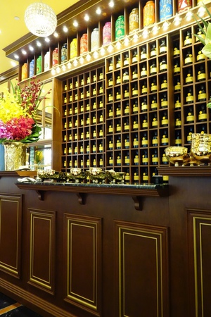 好幸運!這麼擠但我背後是茶櫃