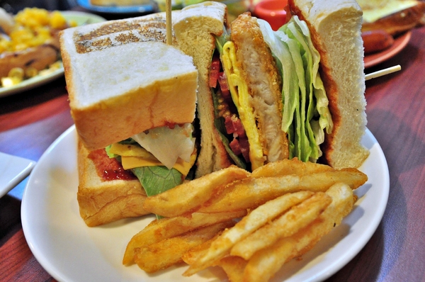 熊巴吐司：【高雄】高師大附近的台灣黑熊早午餐．熊巴吐司．桑尼瘦不了