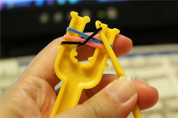 彩編織手環(橡皮筋手環)：手工DIY手環~彩編織手環(橡皮筋手環)~小學生正夯~DIY真有趣，大人小孩都在玩♡