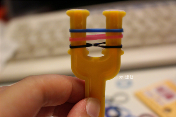 彩編織手環(橡皮筋手環)：手工DIY手環~彩編織手環(橡皮筋手環)~小學生正夯~DIY真有趣，大人小孩都在玩♡