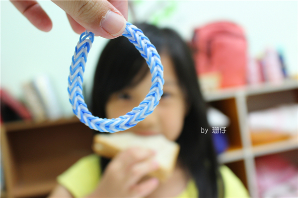 彩編織手環(橡皮筋手環)：手工DIY手環~彩編織手環(橡皮筋手環)~小學生正夯~DIY真有趣，大人小孩都在玩♡