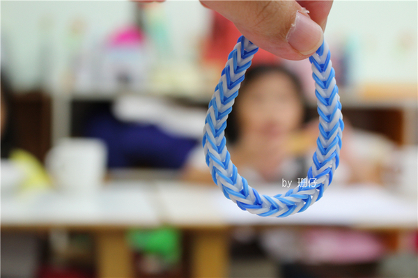 彩編織手環(橡皮筋手環)：手工DIY手環~彩編織手環(橡皮筋手環)~小學生正夯~DIY真有趣，大人小孩都在玩♡