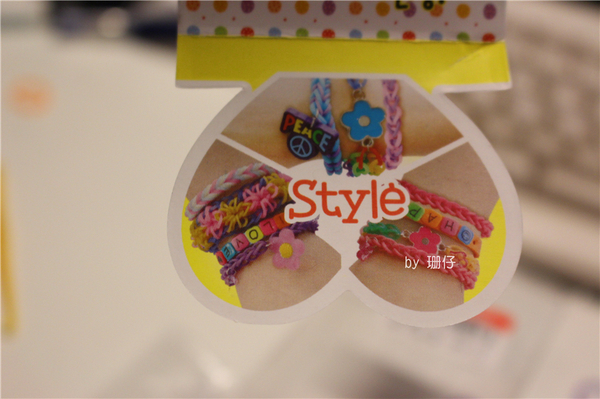 彩編織手環(橡皮筋手環)：手工DIY手環~彩編織手環(橡皮筋手環)~小學生正夯~DIY真有趣，大人小孩都在玩♡