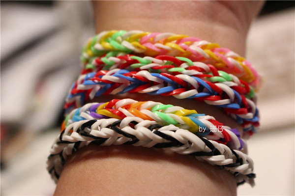 彩編織手環(橡皮筋手環)：手工DIY手環~彩編織手環(橡皮筋手環)~小學生正夯~DIY真有趣，大人小孩都在玩♡