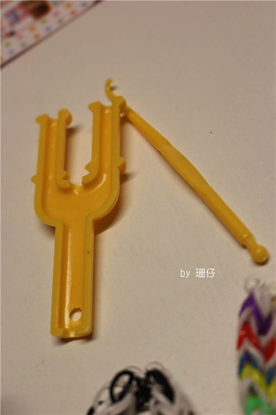 彩編織手環(橡皮筋手環)：手工DIY手環~彩編織手環(橡皮筋手環)~小學生正夯~DIY真有趣，大人小孩都在玩♡