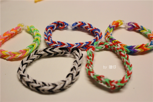 彩編織手環(橡皮筋手環)：手工DIY手環~彩編織手環(橡皮筋手環)~小學生正夯~DIY真有趣，大人小孩都在玩♡