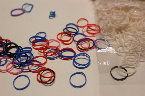 彩編織手環(橡皮筋手環)：手工DIY手環~彩編織手環(橡皮筋手環)~小學生正夯~DIY真有趣，大人小孩都在玩♡