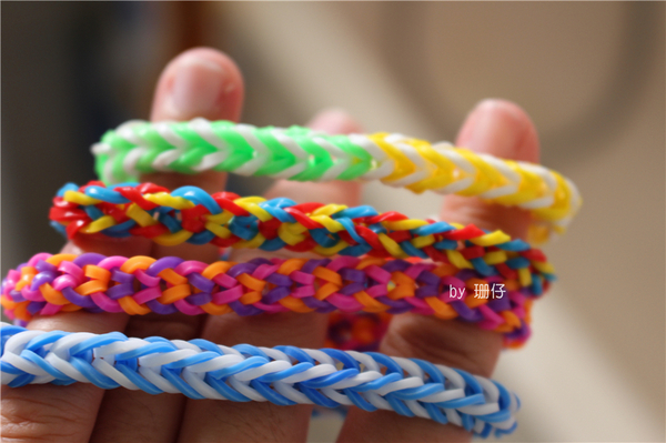 彩編織手環(橡皮筋手環)：手工DIY手環~彩編織手環(橡皮筋手環)~小學生正夯~DIY真有趣，大人小孩都在玩♡
