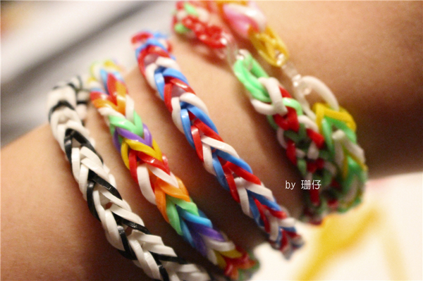 彩編織手環(橡皮筋手環)：手工DIY手環~彩編織手環(橡皮筋手環)~小學生正夯~DIY真有趣，大人小孩都在玩♡
