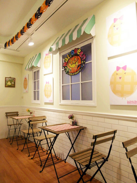 Le Petit Waffle蕾蓓蒂比利時鬆餅專賣店:邀約【大安】Le Petit Waffle蕾蓓蒂比利時鬆餅。鳳梨船入港震懾全場。濃濃幸福感。