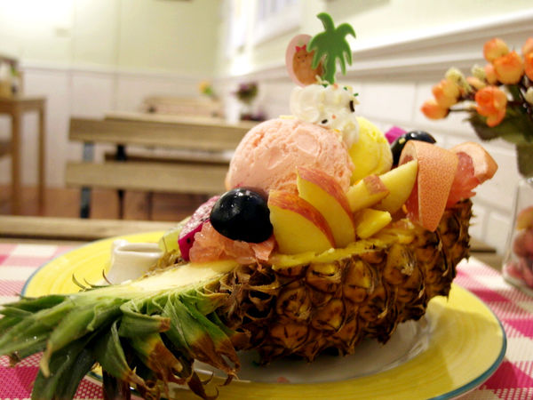 Le Petit Waffle蕾蓓蒂比利時鬆餅專賣店:邀約【大安】Le Petit Waffle蕾蓓蒂比利時鬆餅。鳳梨船入港震懾全場。濃濃幸福感。