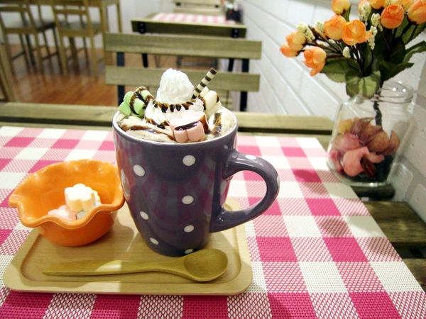 Le Petit Waffle蕾蓓蒂比利時鬆餅專賣店:邀約【大安】Le Petit Waffle蕾蓓蒂比利時鬆餅。鳳梨船入港震懾全場。濃濃幸福感。