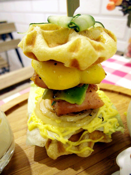 Le Petit Waffle蕾蓓蒂比利時鬆餅專賣店:邀約【大安】Le Petit Waffle蕾蓓蒂比利時鬆餅。鳳梨船入港震懾全場。濃濃幸福感。