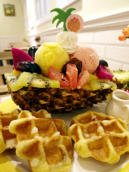 Le Petit Waffle蕾蓓蒂比利時鬆餅專賣店:邀約【大安】Le Petit Waffle蕾蓓蒂比利時鬆餅。鳳梨船入港震懾全場。濃濃幸福感。