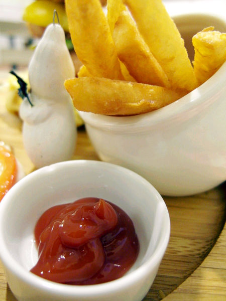 Le Petit Waffle蕾蓓蒂比利時鬆餅專賣店:邀約【大安】Le Petit Waffle蕾蓓蒂比利時鬆餅。鳳梨船入港震懾全場。濃濃幸福感。