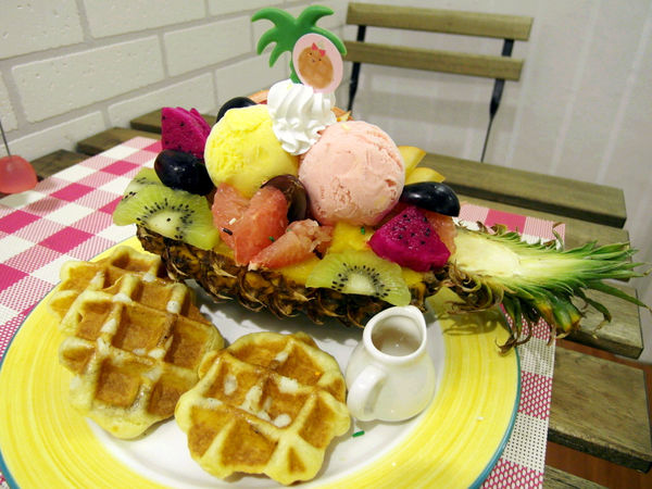 Le Petit Waffle蕾蓓蒂比利時鬆餅專賣店:邀約【大安】Le Petit Waffle蕾蓓蒂比利時鬆餅。鳳梨船入港震懾全場。濃濃幸福感。
