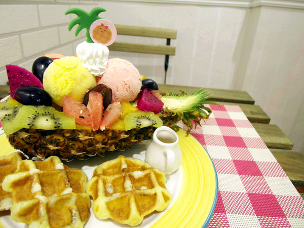 Le Petit Waffle蕾蓓蒂比利時鬆餅專賣店:邀約【大安】Le Petit Waffle蕾蓓蒂比利時鬆餅。鳳梨船入港震懾全場。濃濃幸福感。
