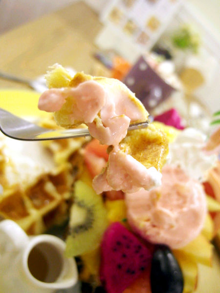 Le Petit Waffle蕾蓓蒂比利時鬆餅專賣店:邀約【大安】Le Petit Waffle蕾蓓蒂比利時鬆餅。鳳梨船入港震懾全場。濃濃幸福感。
