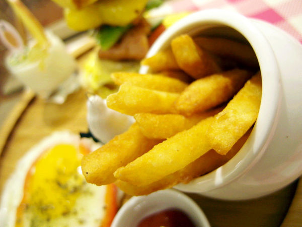 Le Petit Waffle蕾蓓蒂比利時鬆餅專賣店:邀約【大安】Le Petit Waffle蕾蓓蒂比利時鬆餅。鳳梨船入港震懾全場。濃濃幸福感。