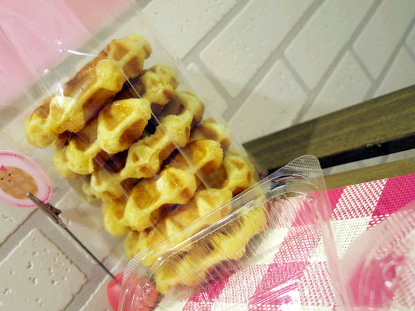 Le Petit Waffle蕾蓓蒂比利時鬆餅專賣店:邀約【大安】Le Petit Waffle蕾蓓蒂比利時鬆餅。鳳梨船入港震懾全場。濃濃幸福感。