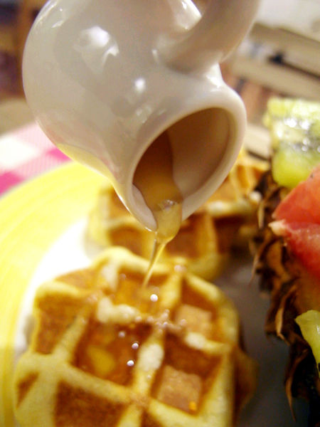 Le Petit Waffle蕾蓓蒂比利時鬆餅專賣店:邀約【大安】Le Petit Waffle蕾蓓蒂比利時鬆餅。鳳梨船入港震懾全場。濃濃幸福感。